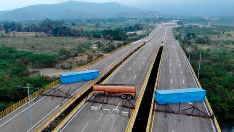 Βενεζουέλα: Κλειστά σύνορα, λιποταξίες στρατιωτών και συγκρούσεις διαδηλωτών με την αστυνομία (pics)