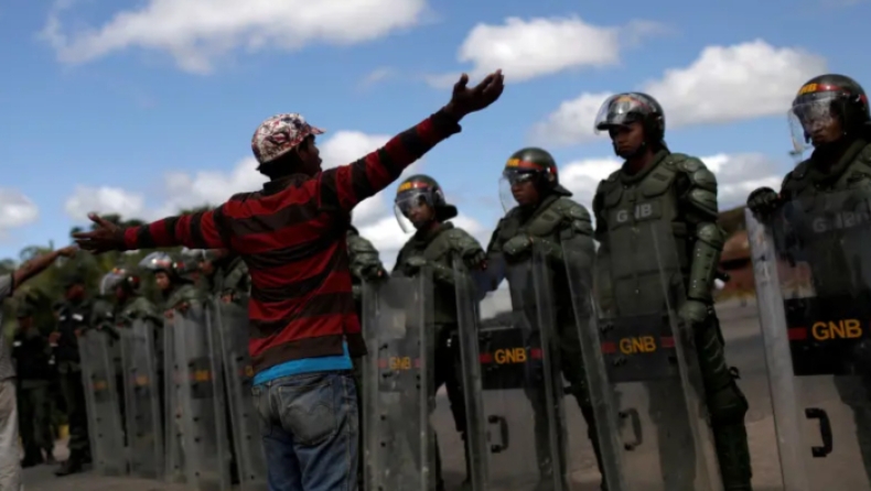 Έκρυθμη παραμένει η κατάσταση στη Βενεζουέλα: Τέσσερις νεκροί και 58 τραυματίες σε συγκρούσεις στα σύνορα