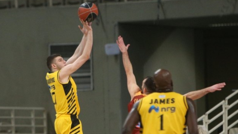 Ρογκαβόπουλος: Παραμένει στο νοσοκομείο