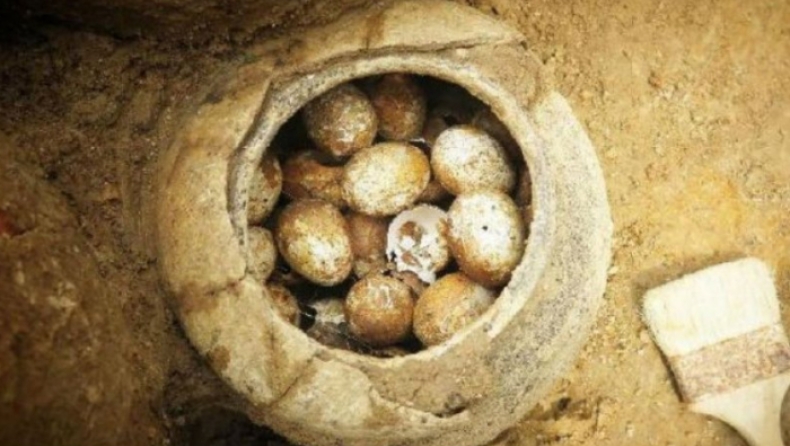 Αρχαιολόγοι βρήκαν δοχείο με αυγά 2.500 ετών (pic)