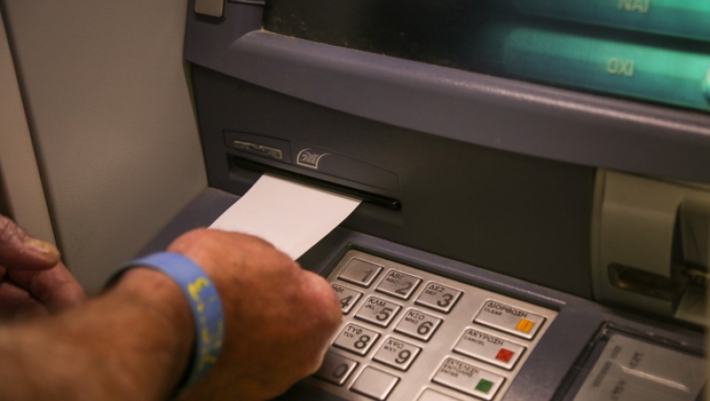Ένας συνταξιούχος ξέχασε 900 ευρώ σε ATM, δύο γυναίκες τα βρήκαν και τα επέστρεψαν