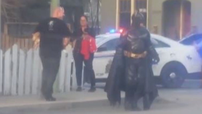 Απίθανος τύπος με στολή Batman πήγε να βοηθήσει αστυνομικούς στην πάταξη του εγκλήματος (pics & vid)