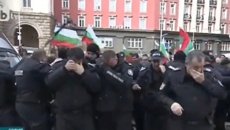 Βούλγαροι αστυνομικοί ψεκάζουν διαδηλωτές με σπρέι πιπεριού και ο αέρας του το επιστρέφει (pics & vid)