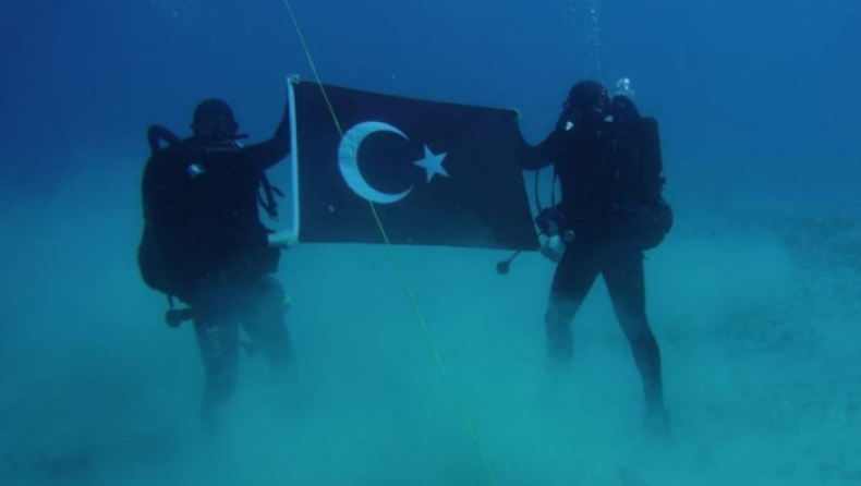 Τούρκοι κομάντος φωτογραφήθηκαν με τη σημαία τους στον βυθό της Σούδας (pics)