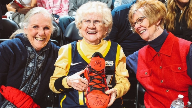 Μάγκας Μίτσελ: Δώρισε τα παπούτσια σε μια φίλαθλο 102 ετών! (pic & vid)