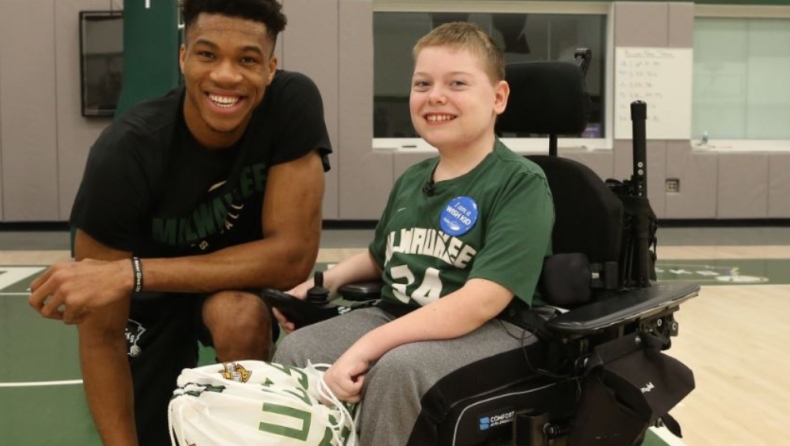 O Γιάννης με τον μικρό φίλο των Μπακς από το «Make A Wish» και η... απαίτηση για «ανεμόμυλο» (vid)