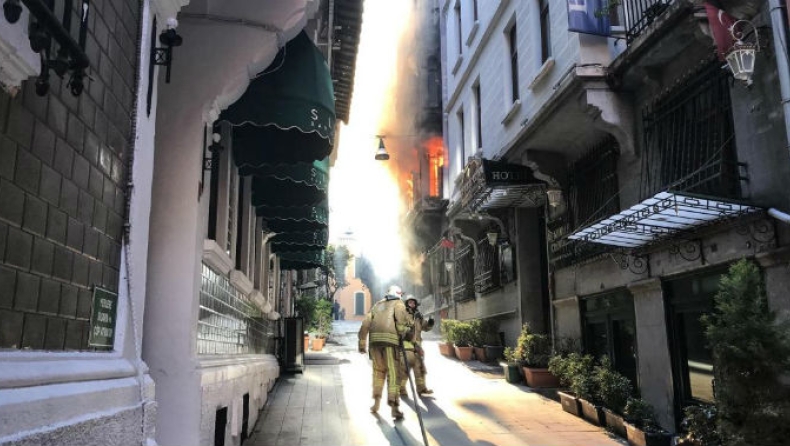 Τέσσερις νεκροί από πυρκαγιά σε πολυκατοικία στην Κωνσταντινούπολη (pics & vid)
