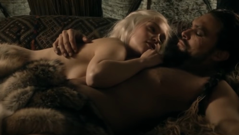 Game of Thrones: H Εμιλία Κλαρκ δεν μετανιώνει για κανένα γυμνό της «Καλίσι» (pics)