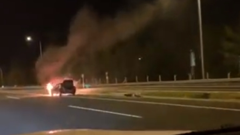 Αυτοκίνητο τυλίχθηκε στις φλόγες στην Αθηνών - Λαμίας (vid)