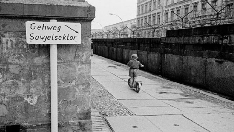 Χαοτικές οι διαφορές μεταξύ ανατολικής και δυτικής Γερμανίας 30 χρόνια μετά την πτώση του Τείχους