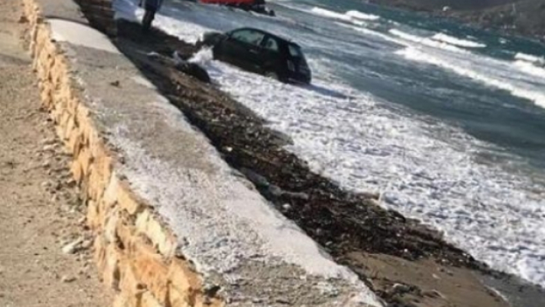 Έκανε μανούβρα για να αποφύγει λακούβα κι έριξε το αυτοκίνητο στη θάλασσα (pics)