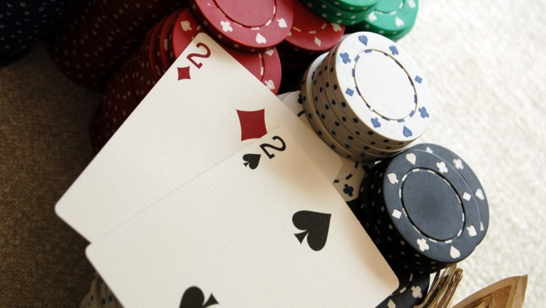 Video: Δείτε ανατρεπτική παρτίδα πόκερ | Πρώτη φορά 3 παίκτες είχαν σετ