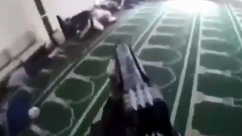 Ντοκουμέντα σοκ: Η στιγμή που ο μακελάρης πυροβολεί μέσα στο τζαμί (vid)