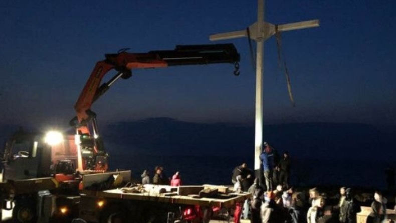 Δεκάδες συλλήψεις στην Λέσβο μετά την τοποθέτηση μεγάλου μεταλλικού σταυρού σε παραλία του νησιού