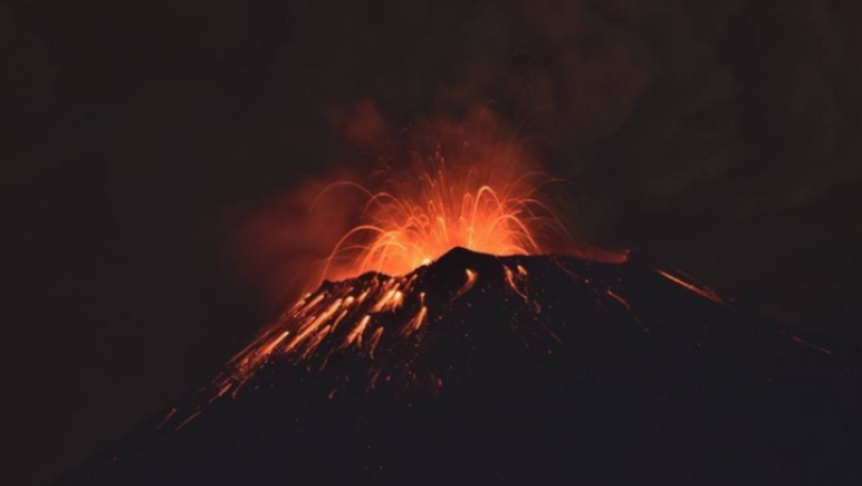 Εξερράγη το ηφαίστειο Ποποκατέπελτ στο Μεξικό: Πίδακες λάβας και τέφρας στον ουρανό (pic & vid)