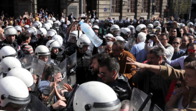 Αποκλεισμένος στο Προεδρικό Μέγαρο από χιλιάδες διαδηλωτές ο Πρόεδρος Βούτσιτς (pics & vids)