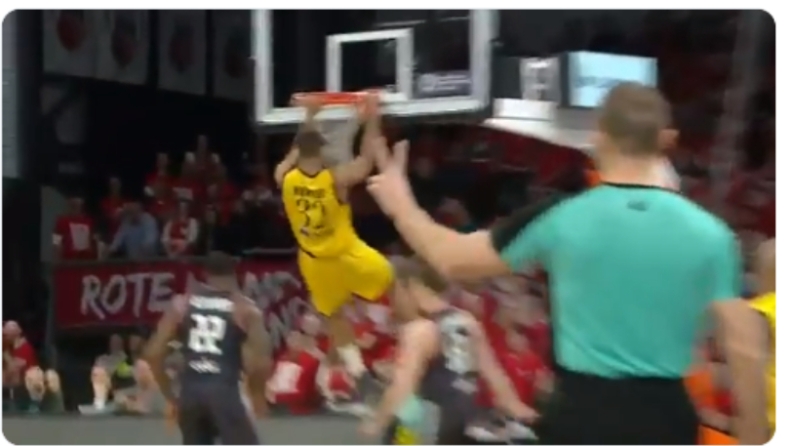 Μπάμπεργκ-ΑΕΚ: Oι εντυπωσιακές «πτήσεις» του Χάντερ! (vid)