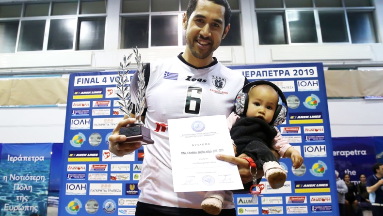 ΠΑΟΚ - Ηρακλής: Έκλεψε την παράσταση με το μωρό του ο MVP Μουαγκουτούτια (pics)