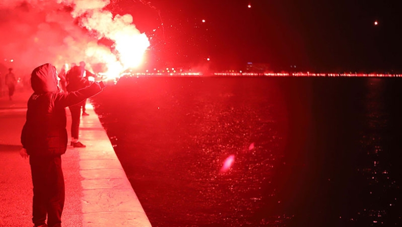«Τρελάθηκαν» οι ποδοσφαιριστές του ΠΑΟΚ με το pyroshow των οπαδών! (pics)