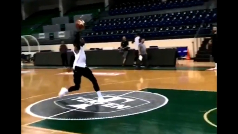 Ο Τζέρεμι Έβανς κάρφωσε από τη γραμμή των βολών (vid)