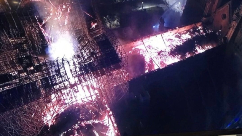 Παναγιά των Παρισίων: Εικόνες από drone δείχνουν το μέγεθος της καταστροφής (pics & vid)