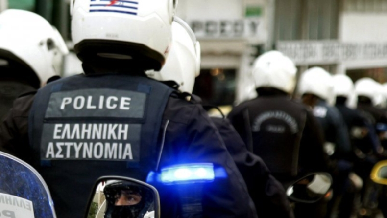 Επίθεση νεαρών σε αστυνομικούς στη Βούλα: Τρεις τραυματίες και δέκα προσαγωγές