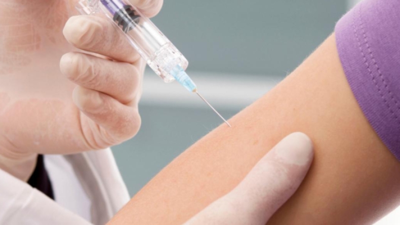 Υπέρμαχοι του εμβολιασμού 9 στους δέκα Έλληνες: Το 41% πιστεύει ότι προκαλούν παρενέργειες