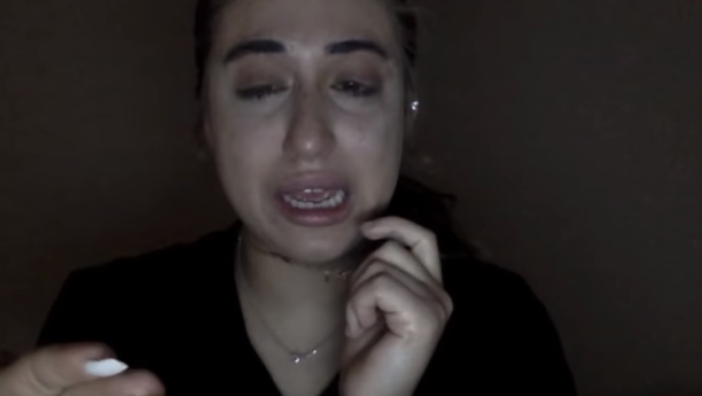 Ινφλουένσερ κλαίει στο YouΤube γιατί της έριξαν το Instagram και θα πρέπει να βρει κανονική δουλειά (vid)