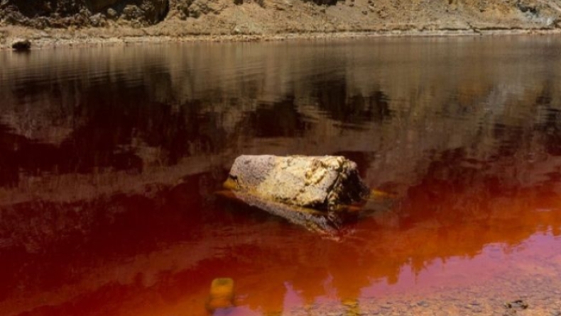 Serial killer στην Κύπρο: Αμερικανίδα blogger φωτογράφισε «ύποπτες βαλίτσες» στην κόκκινη λίμνη πριν από ένα χρόνο (pics & vid)