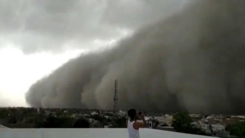 Σκηνές «Αποκάλυψης» από καταιγίδα σκόνης στην Ινδία (vids)