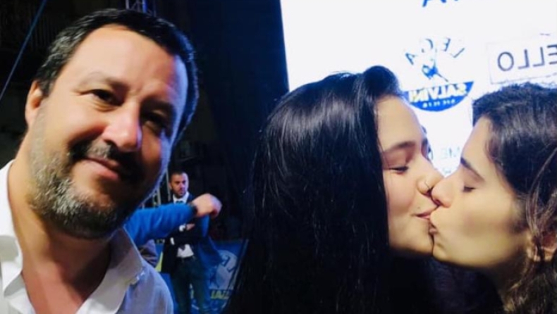 Ομοφυλόφιλες έκαναν photobombing σε selfie με τον Σαβίνι με ένα «καυτό» φιλί (pics)