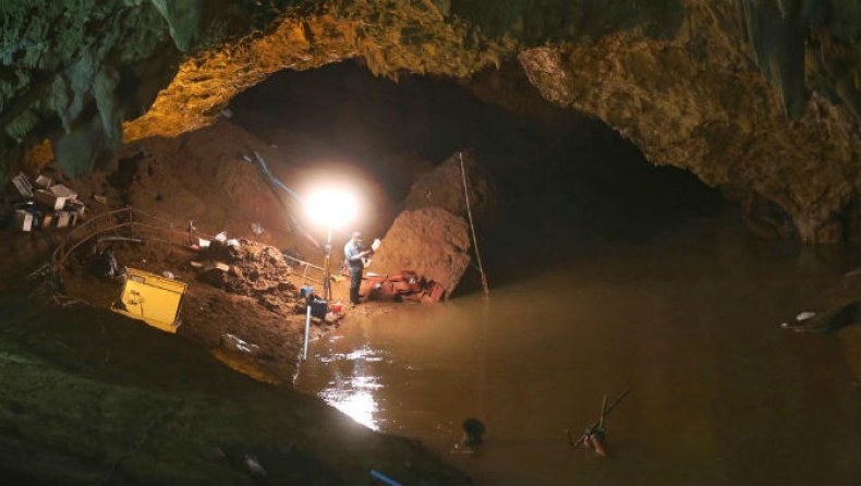 Δύτης που βοήθησε τη διάσωση των παιδιών στην Ταϊλάνδη παγιδεύεται σε σπηλιά