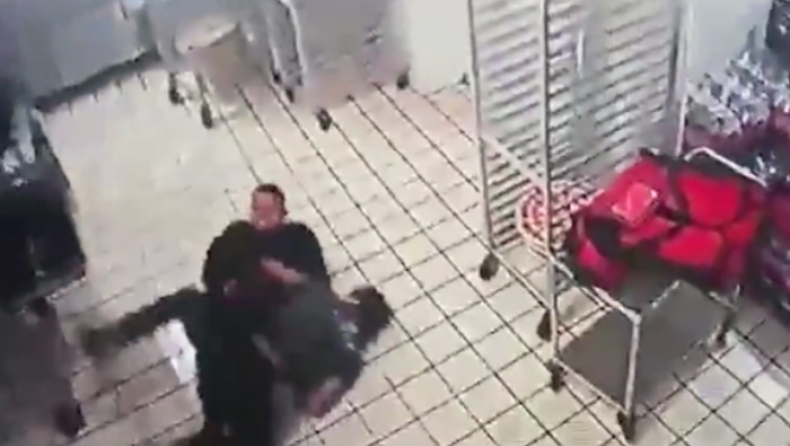 Ληστής τρώει το ξύλο της χρονιάς του από εργαζόμενο και μετά τον ικετεύει να του επιστρέψει το όπλο του! (vid)