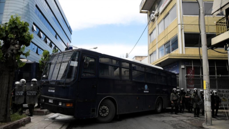 Επεισόδια και μολότοφ σε πορεία διαμαρτυρίας στον Κολωνό με αφορμή εκδήλωση χρυσαυγιτών