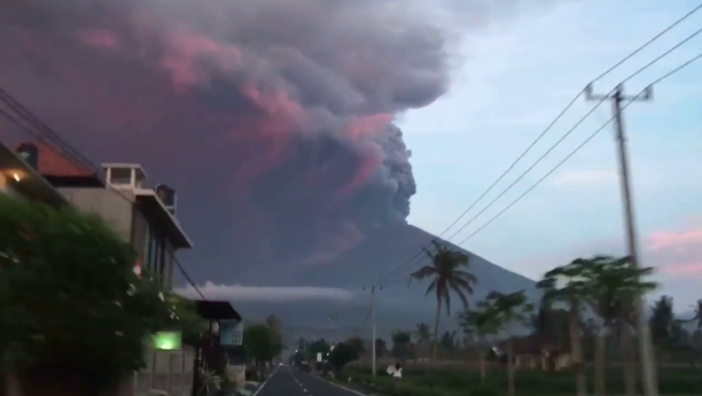 Κόλαση λάβας από την έκρηξη ηφαιστείου στο Μπαλί (vids)