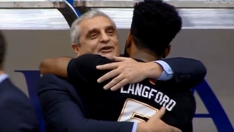 Ο Λάνγκφορντ αγκάλιασε τον Πεδουλάκη στον πάγκο του Περιστερίου