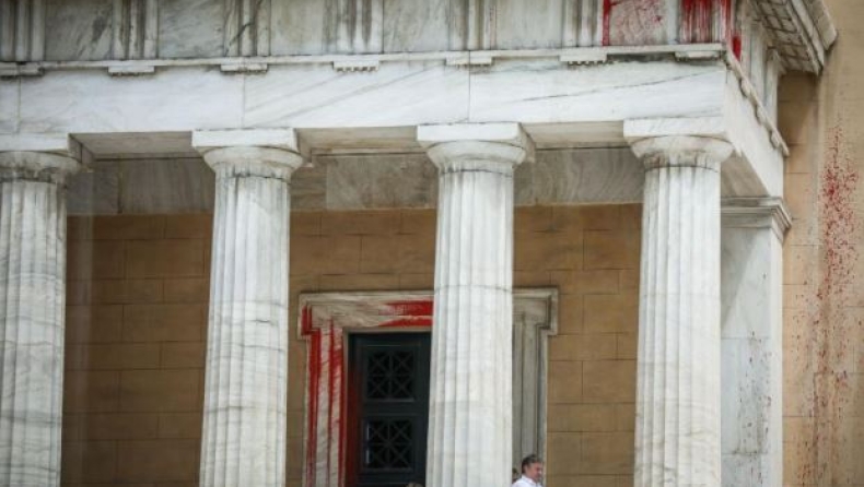 Ηλικιωμένος επιχείρησε να μπει στη Βουλή κρατώντας ελληνική σημαία