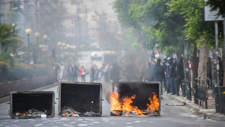 «Χαμός» στην Πατησίων: Φωτιές σε κάδους και επεισόδια για τον Κουφοντίνα (pics)