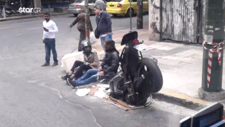 Φρεάτιο χωρίς σχάρα «κατάπιε» μοτοσυκλέτα στο κέντρο της Αθήνας (pic & vid)