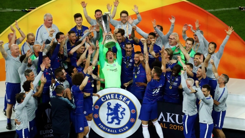 Δεν έπαιξε ούτε ένα ματς, δεν ήταν στην αποστολή, αλλά ... έβαλε τη στολή και σήκωσε το τρόπαιο! (vid)