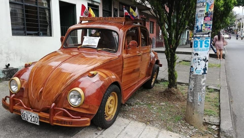 Aπό το Περού στη Νέα Υόρκη με έναν ξύλινο Σκαραβαίο (pics)