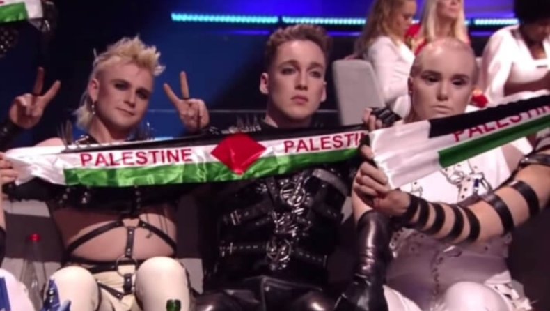 Eurovision: Η στιγμή που Ισραηλινοί αφαιρούν τα παλαιστινιακά κασκόλ των Ισλανδών (vids)