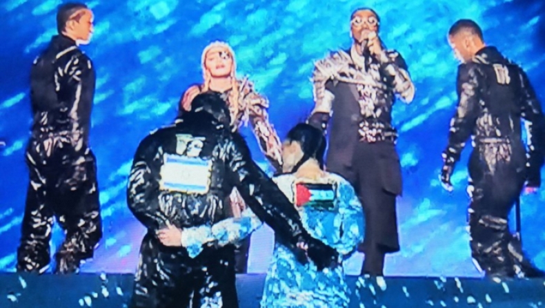 Eurovision: Χορευτές της Μαντόνα με σημαίες Ισραήλ και Παλαιστίνης αγκαλιά (pic & vid)