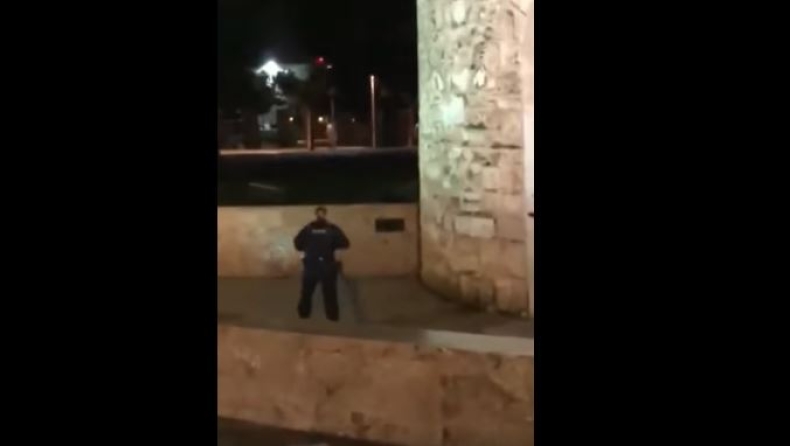 Βγήκε με ψεύτικο όπλο στον Λευκό Πύργο για να νιώσει όπως ο Ιβάν Σαββίδης (vid)