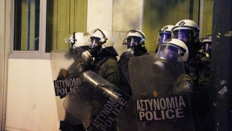 Επίθεση με μολότοφ στη διμοιρία των ΜΑΤ έξω από τα γραφεία του ΣΥΡΙΖΑ στην Κουμουνδούρου