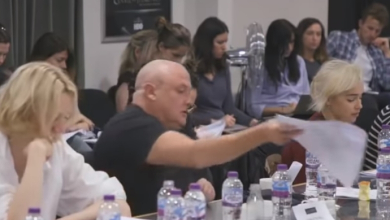 Game of Thrones: Η αντίδραση του «Βάρυς» μόλις διάβασε το σενάριο με το τέλος του (vid)