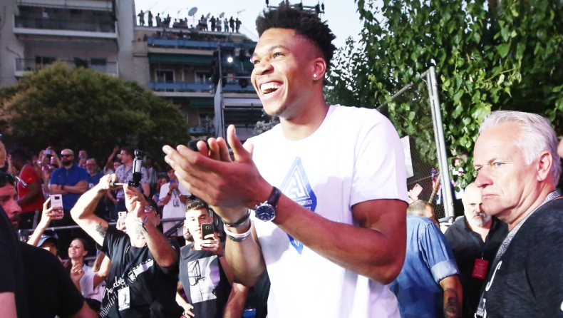 Αντετοκούνμπο: «Ό,τι κι αν πετύχεις στη ζωή, δεν πρέπει να ξεχνάς από που ξεκίνησες»! (pics & vid)