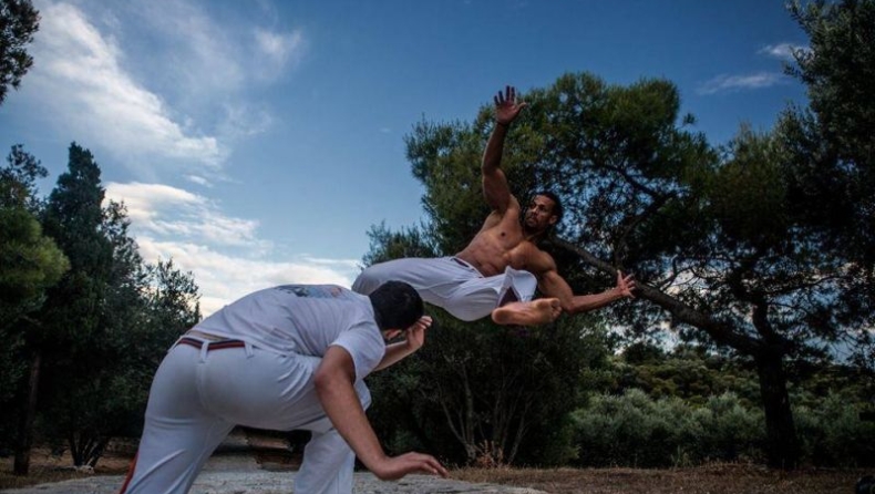Capoeira: Η (πολεμική) τέχνη της ελευθερίας που βάζει τη μάσκα του χορού!