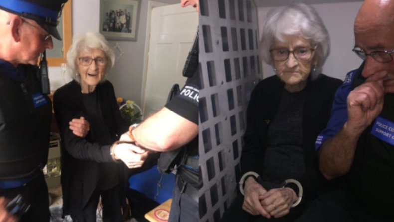 92χρονη ζήτησε να συλληφθεί για να ζήσει την εμπειρία να είναι... άτακτη (pics)