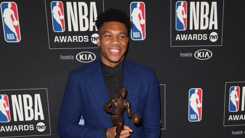 Η αρχηγός της εθνικής των ΗΠΑ... λάτρεψε τον Γιάννη Αντετοκούνμπο! (pic)